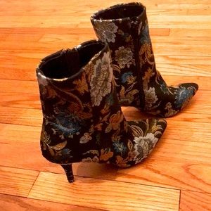 Qupid black blue gold brocade booties NWOT.       SZ 6.5. Pet/smoke free home
